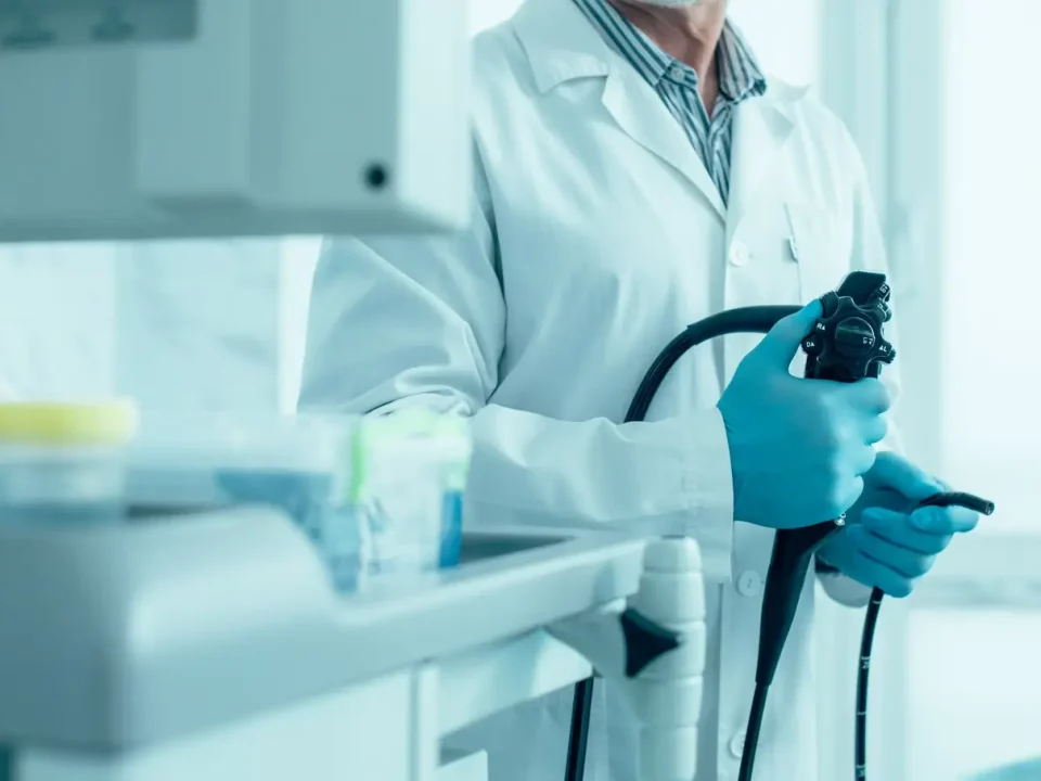 lekarz trzymający endoskop